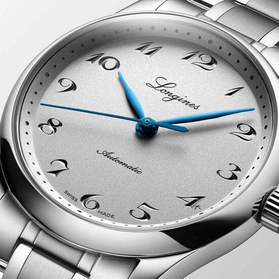 Srebrny cyferblat zegarka Longines