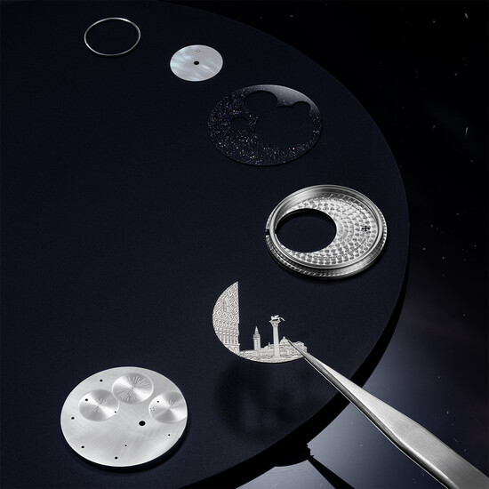 Precyzyjny etap składania skomplikowanej tarczy modelu Redentore Bellanotte