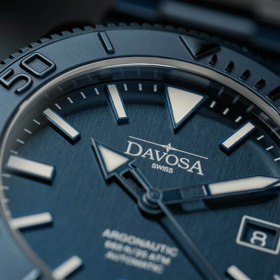 Niebieska tarcza zegarka Davosa