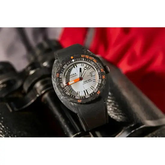 Zegarek z kopertą z kutego włókna węglowego Doxa SUB 300 Carbon