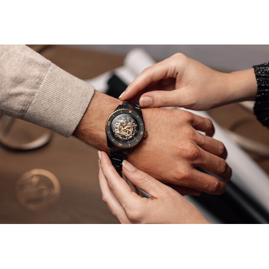 Zegarek szkieletowy Rado Automatic na ręku