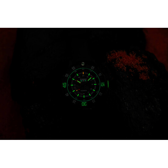 Zegarek traser czytelny w ciemności