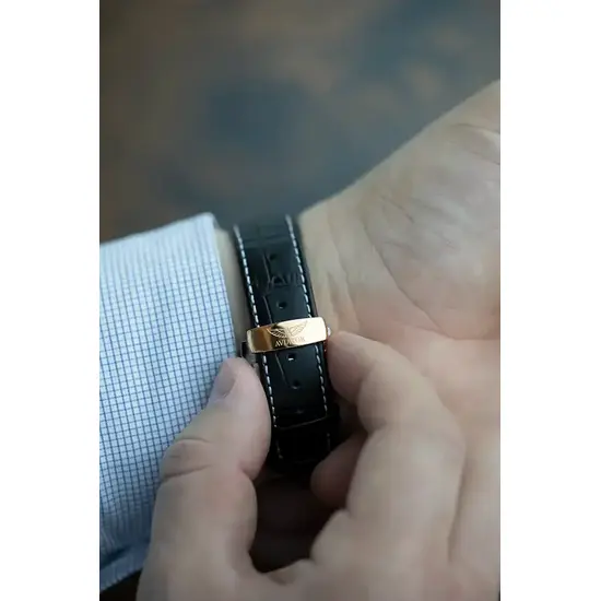 Pozłacane zapięcie paska skórzanego