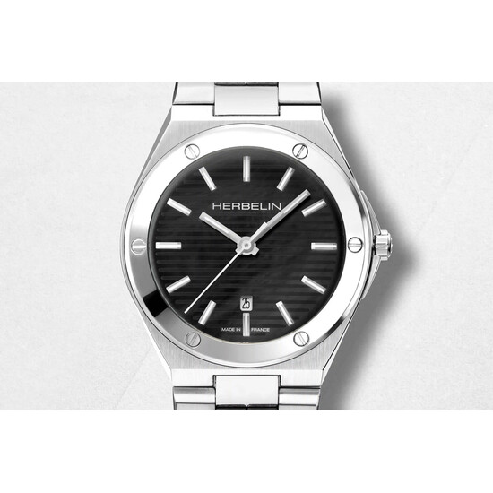 Tarcza z masy perłowej w zegarku Herbelin