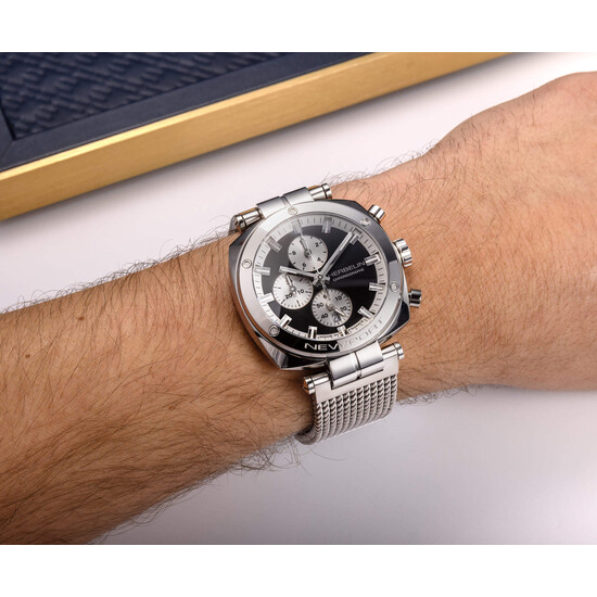 Zegarek z chronografem Herbelin na ręku