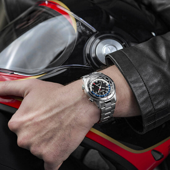 Zegarek Alpina Startimer na nadgarstku