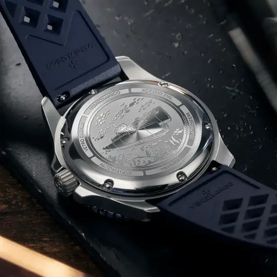 Dekiel z wygrawerowaną łodzią Nereide