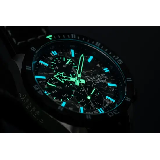 Zegarek z podświetleniem na tarczy Vostok