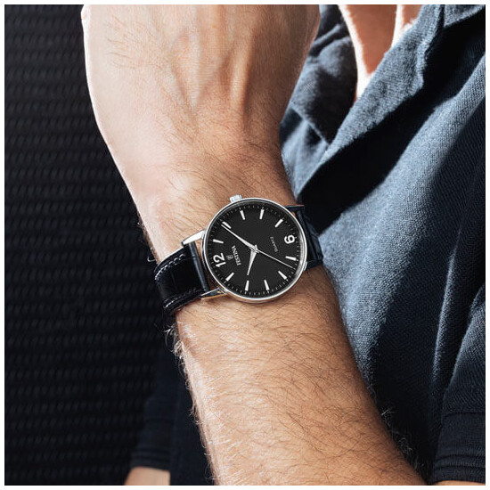 Zegarek Festina Classic S na nadgarstku