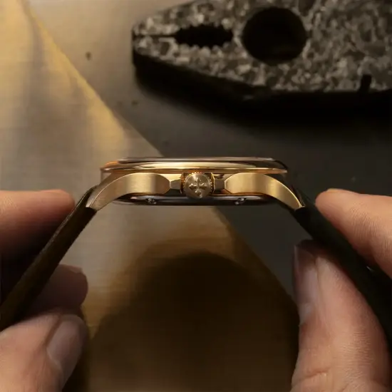 Smukła koperta o grubości 10 mm miesząca mechanizm automatyczny