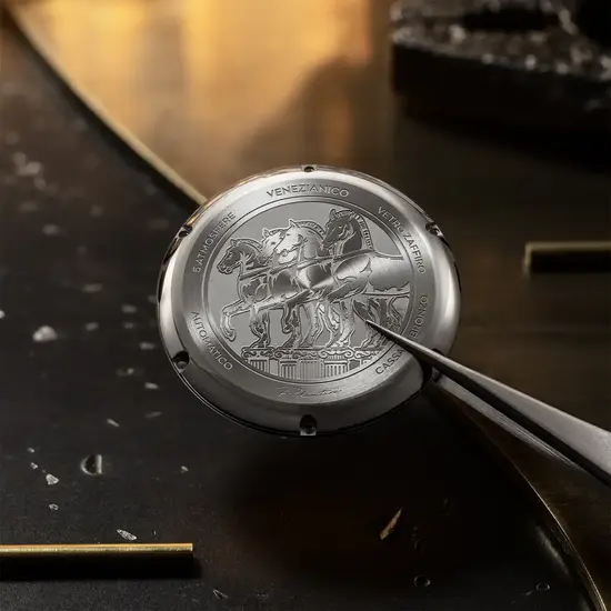 Zakręcany dekiel z wygrawerowanymi końmi św. Marka