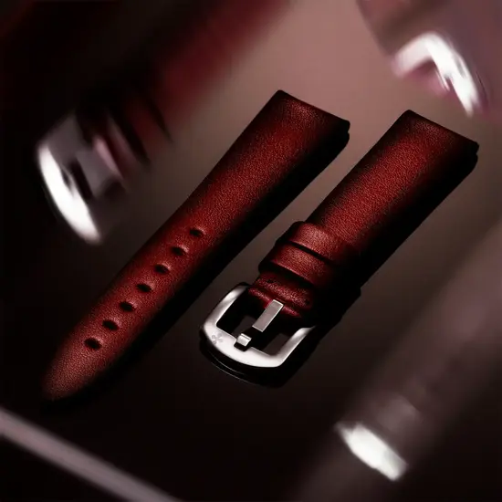 Skórzany pasek w kolorze czerwonego gradientu