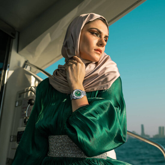 Zegarek z diamentami Doxa na ręku