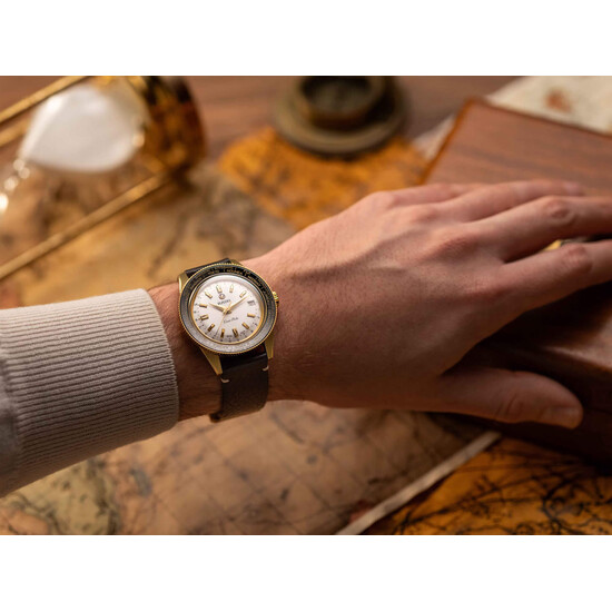 Pozłacany zegarek Rado Over-Pole na ręku