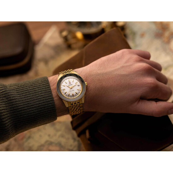 Zegarek Rado Captain Cook Over-Pole na nadgarstku