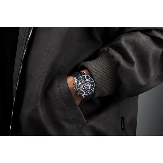 Zegarek Aerowatch Les Grandes Classiques Chronograph Semi-Skeleton A 61989 AA07 1/2 SQ n a ręce