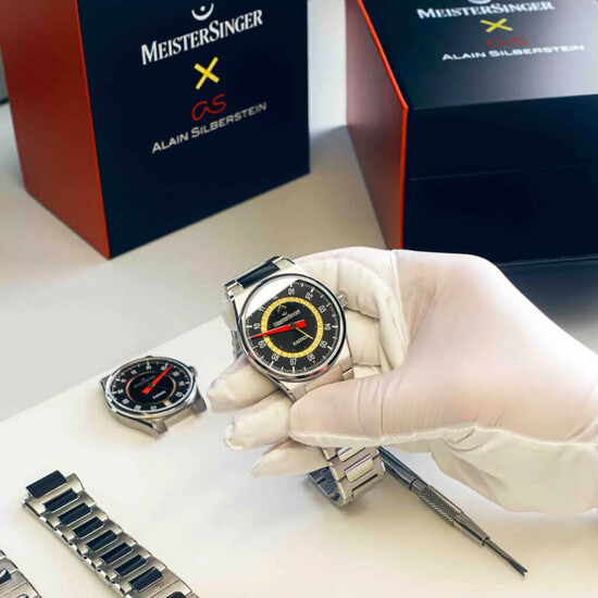 MeisterSinger X Alain Silberstein Open Date w ręku