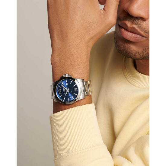 Zegarek Longines na ręku