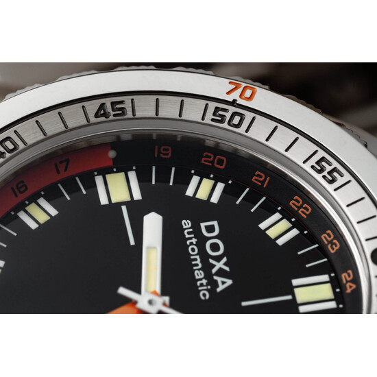 Zegarek Doxa z ciemną tarczą