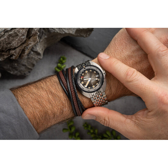 Nurkowy zegarek Doxa na ręku