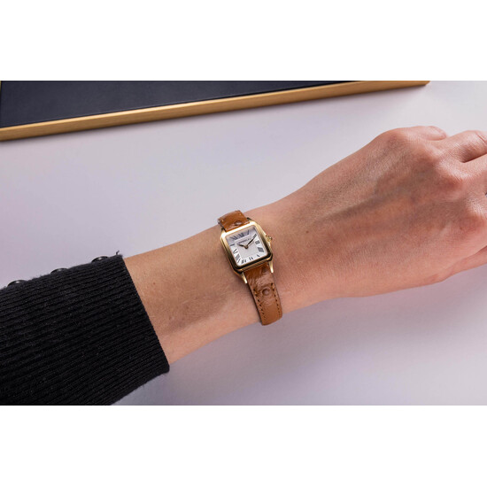 Kwadratowy zegarek Herbelin na nadgarstku