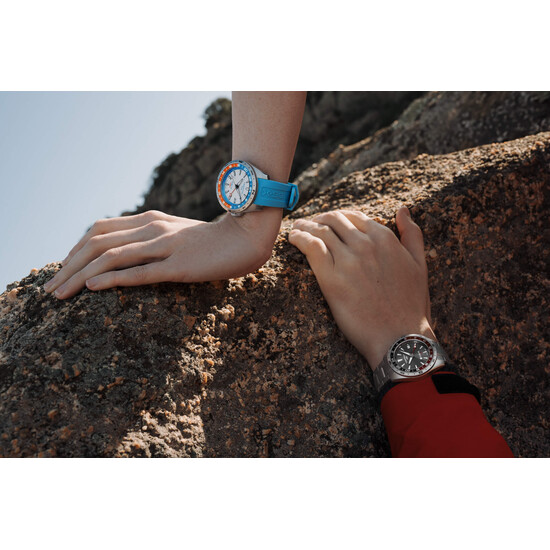 Zegarki Certina z kolekcji DS-X GMT na ręku