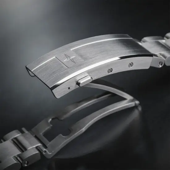 Zapięcie bransolety otwierane za pomocą przycisków w zegarku Davosa Argonautic 41 Shark Diver