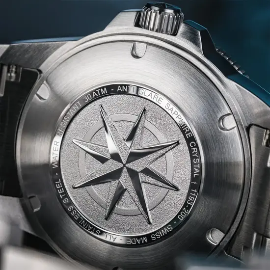 Zakręcany dekiel z różą wiatrów w zegarku Davosa Argonautic 41 Shark Diver Limited Edition