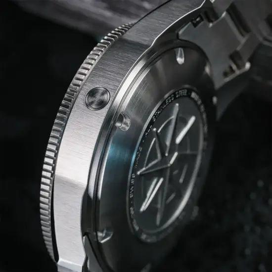 Automatyczny zawór helowy w zegarku Davosa Argonautic 41 Shark Diver