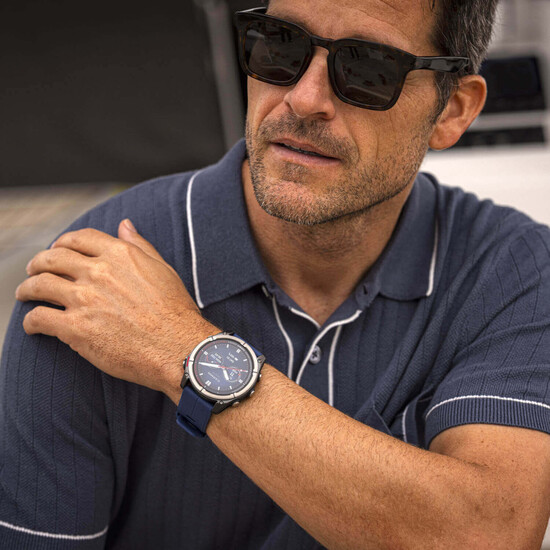 Garmin Quatix 8 na męskim nadgarstku