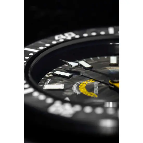 Karbonowy pierścień w zegarku Squale T-183 Forged Carbon Yellow