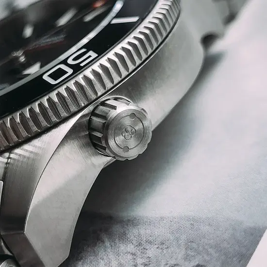 Zakręcany zawór helowy w zegarku Davosa Argonautic 43 161.528.02