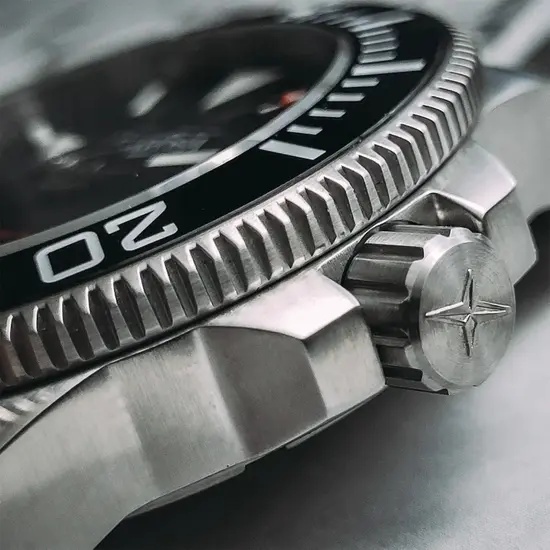 Zakręcana koronka w zegarku Davosa Argonautic 43 161.528.22