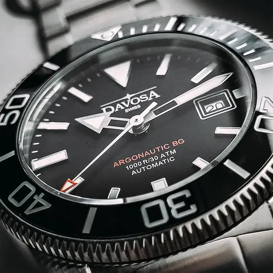 Wyraźne wskazówki i indeksy na tarczy w zegarku Davosa Argonautic 43 161.528.20W