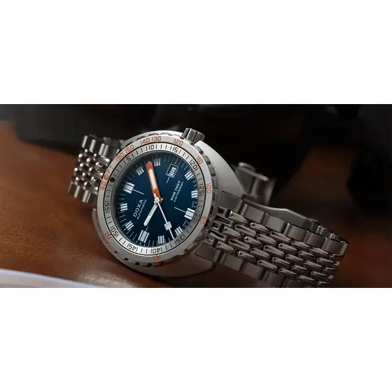 Niebieska tarcza w zegarku Doxa SUB 750T Caribbean 825.10.201.10