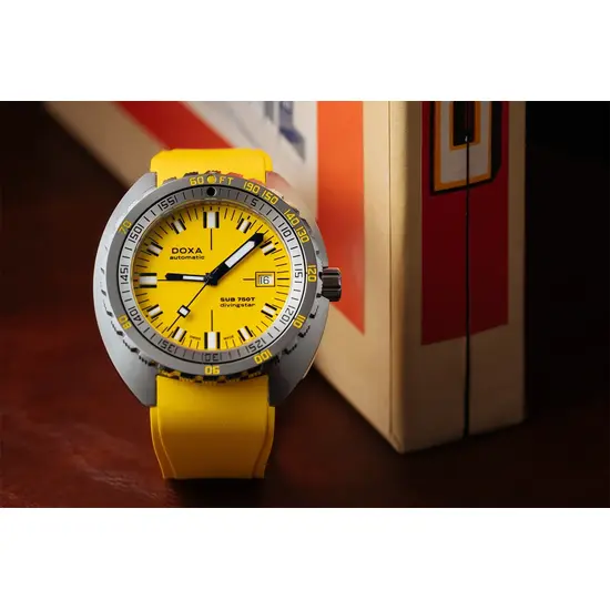 Żółty pasek gumowy w zegarku Doxa SUB 750T Divingstar 825.10.361.31
