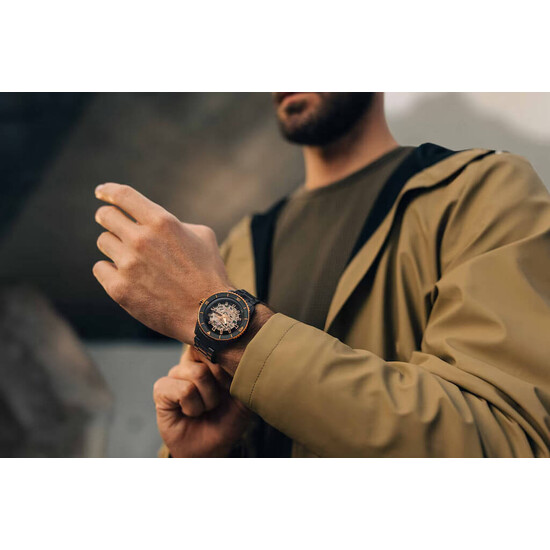 Zegarek Rado z widocznym mechanizmem na ręce