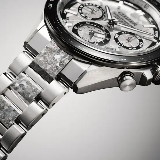 Bransoleta ze wzorem w zegarku Citizen Attesa Satellite Wave Platinum Recrystalized Titanium CC4076-65A