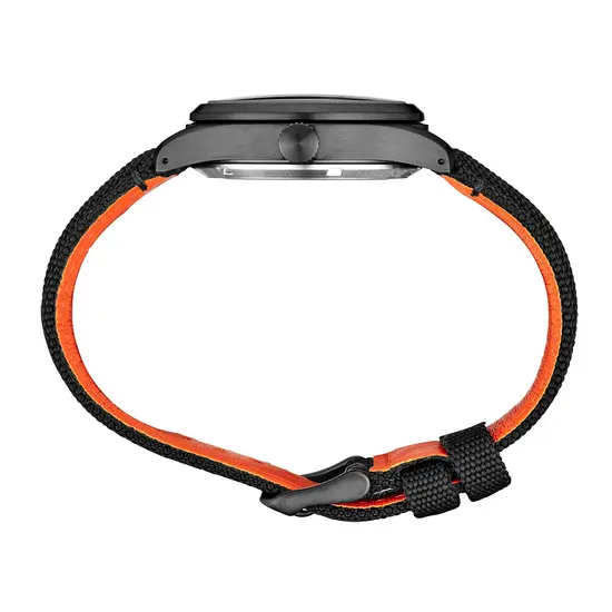 Czarna matowa koperta w zegarku Seiko 5 Sports Field Series SRPH33K1