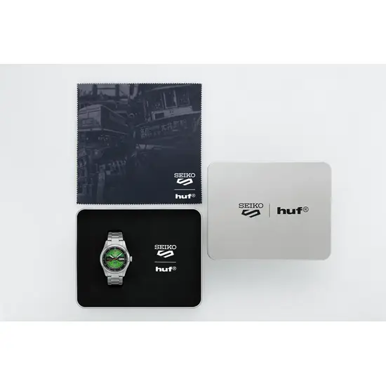 Ściereczka i metalowe pudełko zegarka Seiko 5 Sports Field Series HUF SRPM09K1