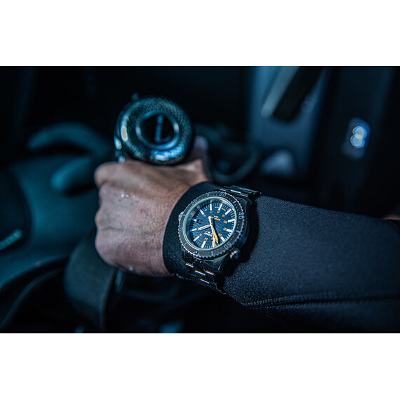 Traser P67 SuperSub T100 Blue 109372 na nadgarstku.