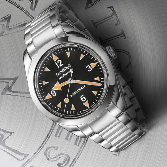 Zegarek z pomarańczowymi wskazówkami i indeksami