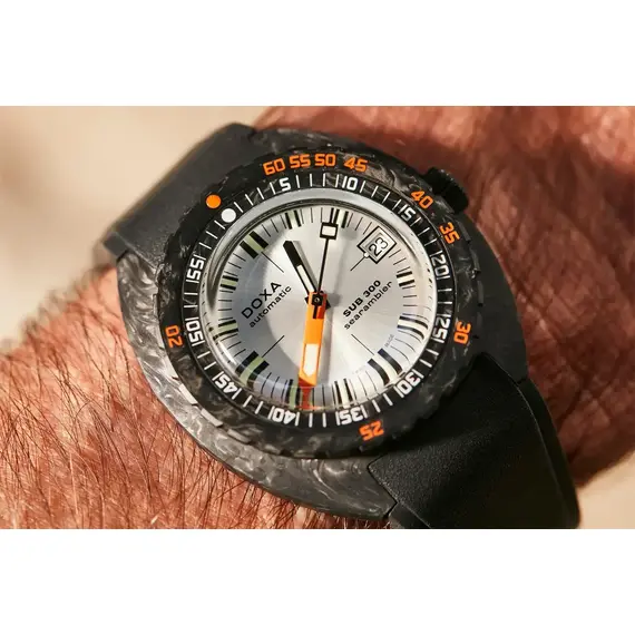 Zegarek diver ze srebrną tarczą Doxa SUB 300 Carbon Searambler