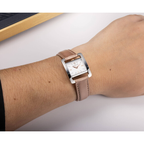 Prostokątny zegarek Herbelin na nadgarstku