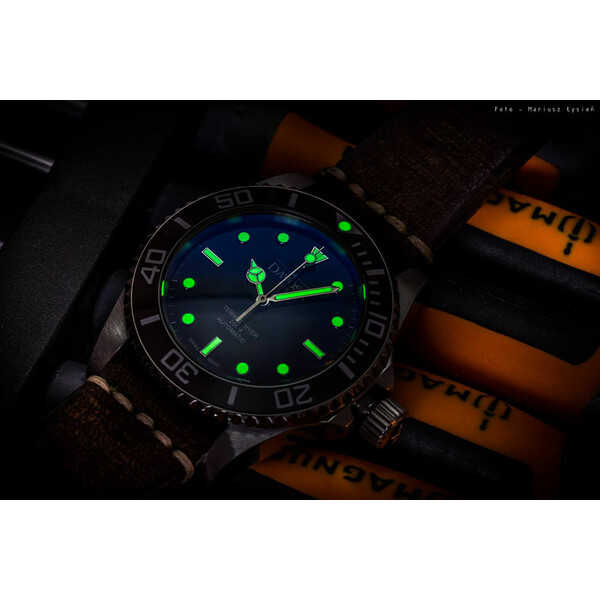 Zegarek Davosa Ternos Vintage Automatic w ciemności