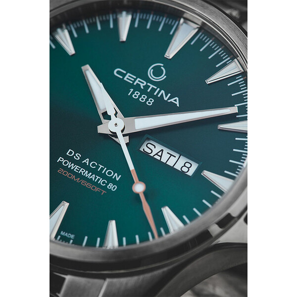 Zielona tarcza w zegarku Certina DS Action C032.430.11.091.00 Big Date Powermatic 80