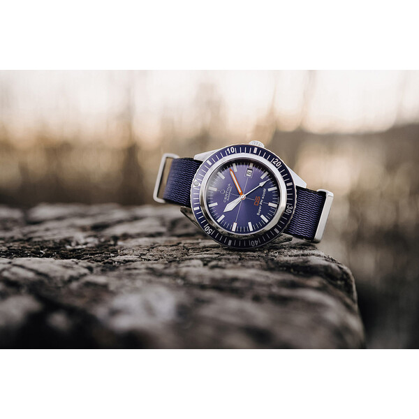 Zegarek w kolorze królewskiego błękitu Certina