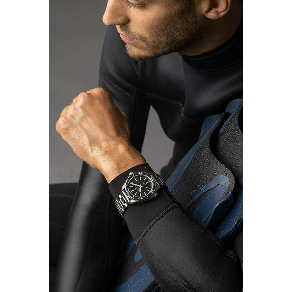 Zegarek Certina DS+ z czarną tarczą na nadgarstku