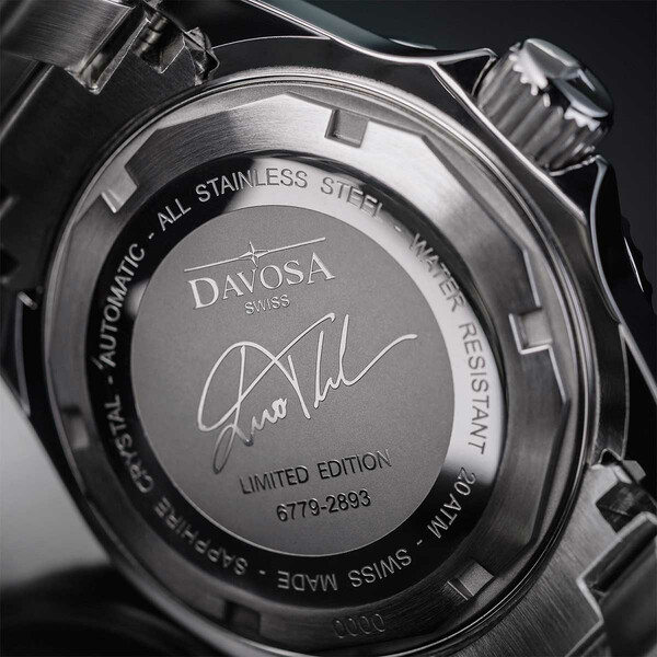 Dekiel zegarka Davosa Ternos Professional GMT Black & White z podpisem Luca Tribondeau