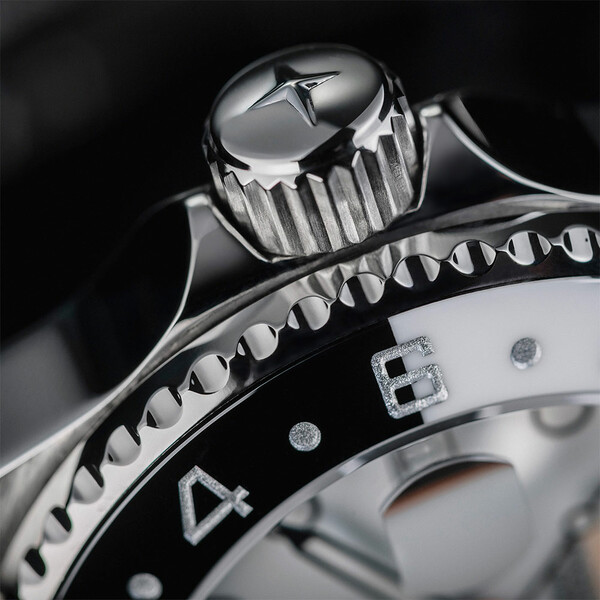 Zakręcana koronka w zegarku Davosa 161.571.15 Ternos Professional GMT Black & White